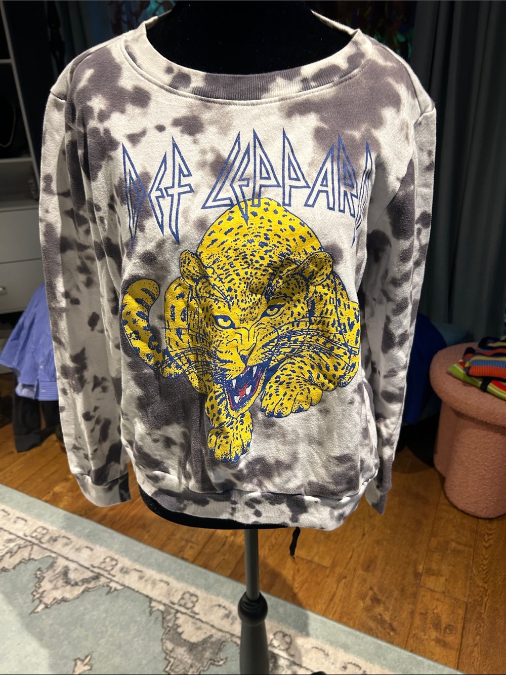 Def Leppard Women's Tie-Dye Crewneck Sweatshirt in Gray with Yellow Leopard